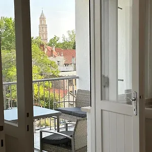 Iris Oasis Apartment